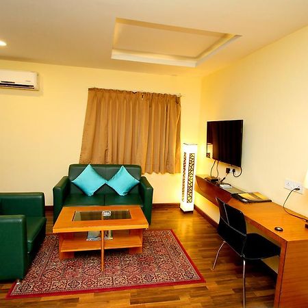 Hotel Crestwood Колката Екстериор снимка