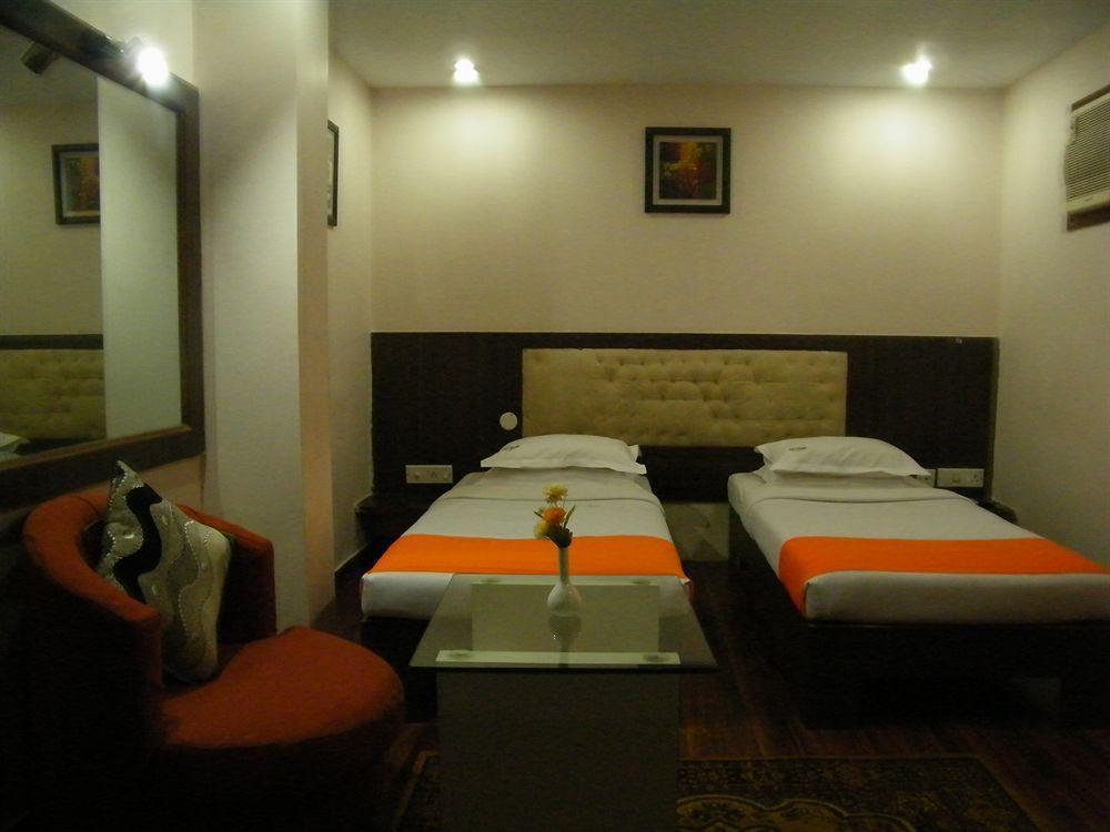 Hotel Crestwood Колката Екстериор снимка