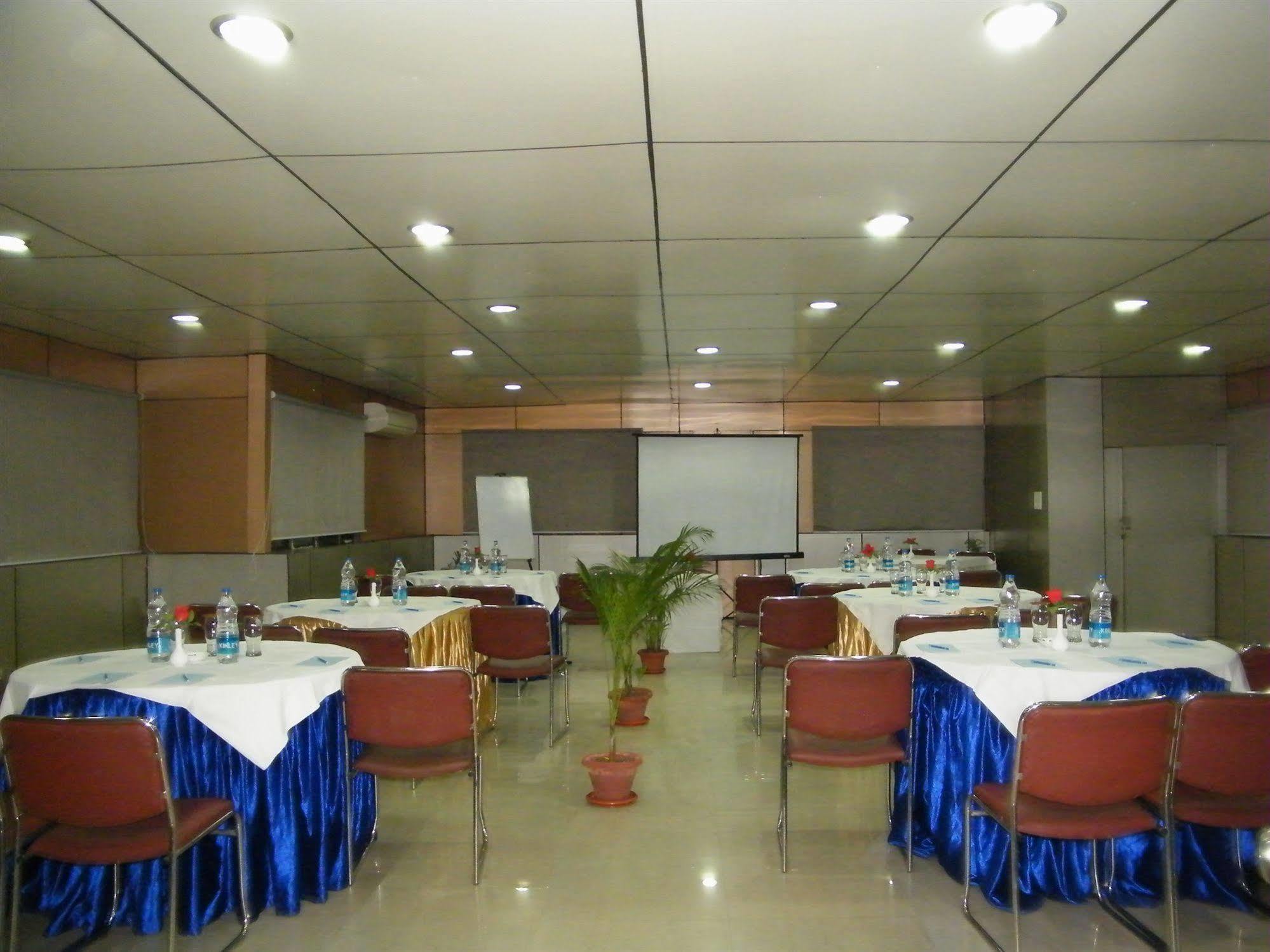 Hotel Crestwood Колката Екстериор снимка