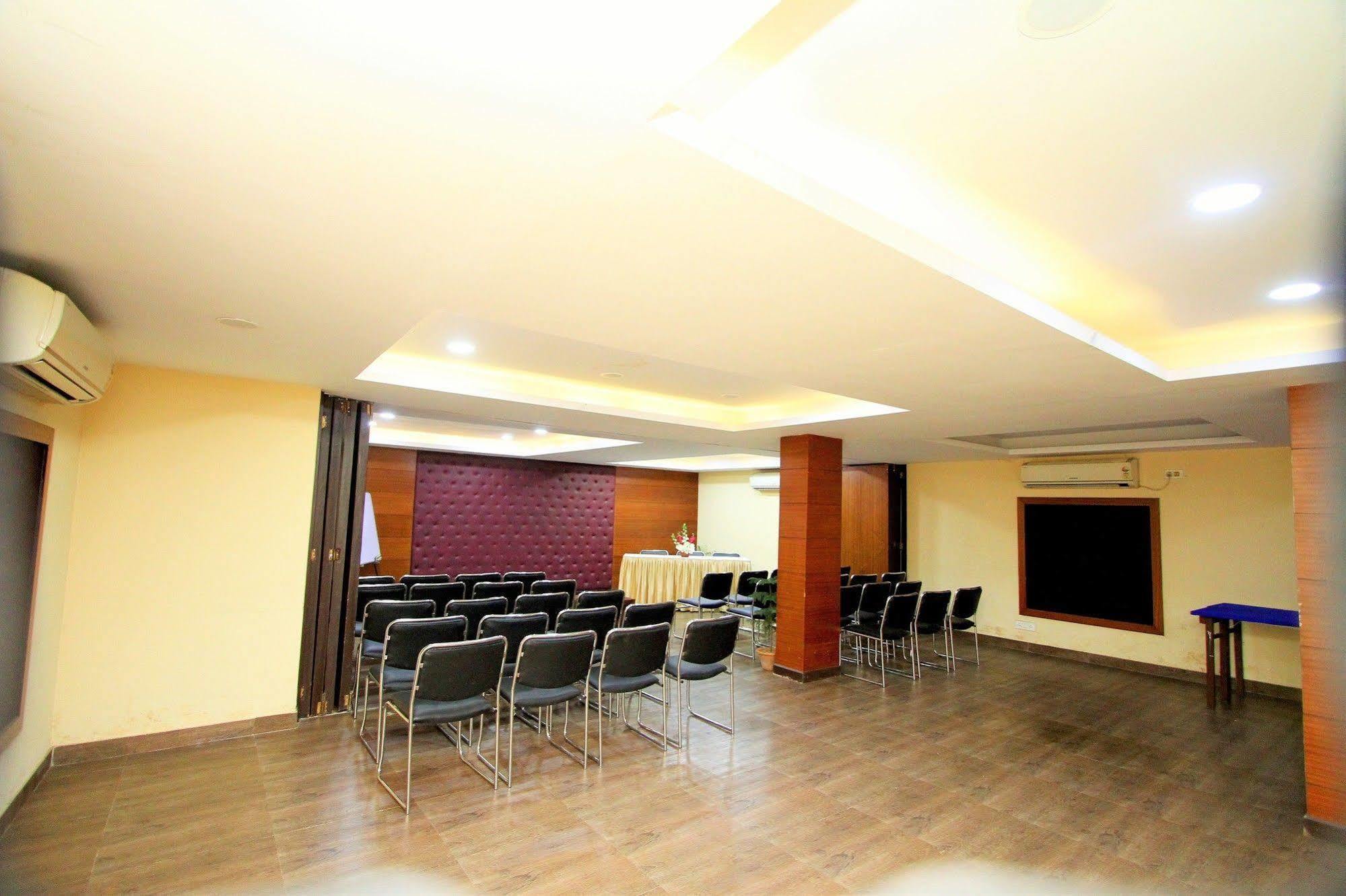 Hotel Crestwood Колката Екстериор снимка