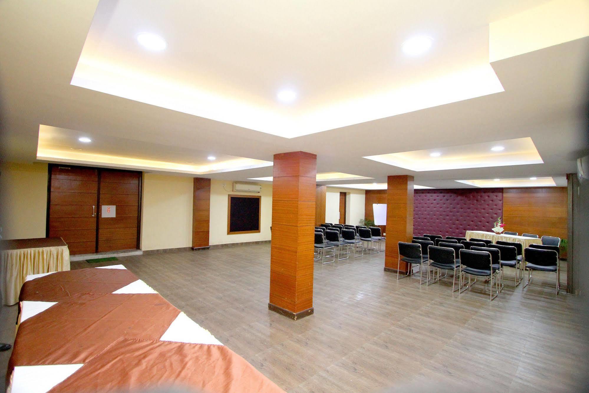 Hotel Crestwood Колката Екстериор снимка