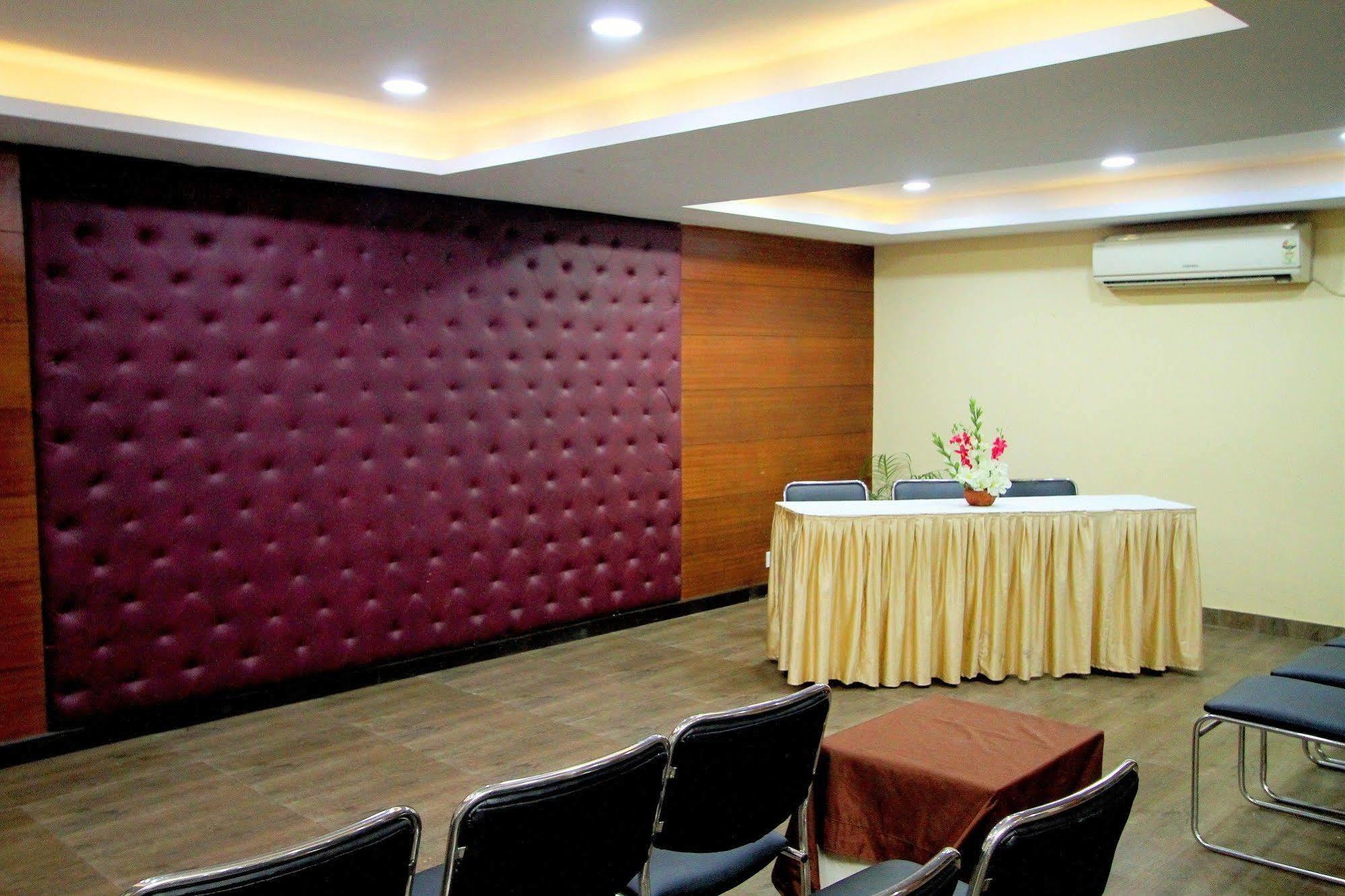 Hotel Crestwood Колката Екстериор снимка